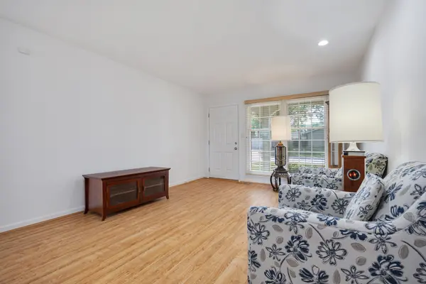 1067 Grissom TRL, Elk Grove Village, IL 60007
