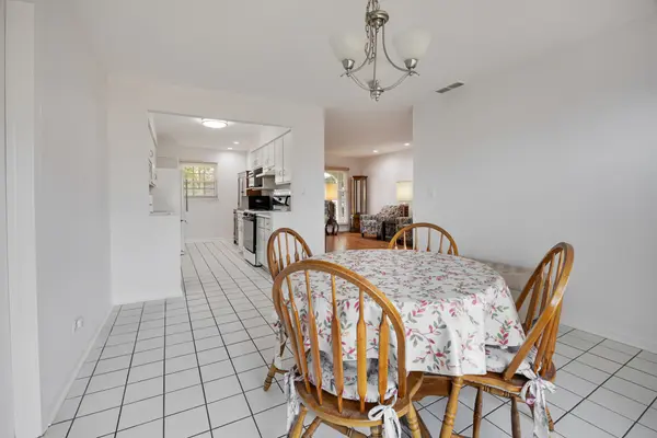 1067 Grissom TRL, Elk Grove Village, IL 60007