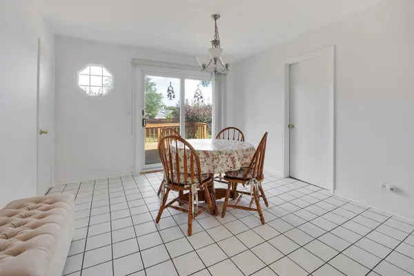 1067 Grissom TRL, Elk Grove Village, IL 60007