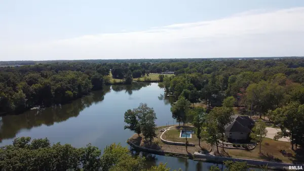 15316 Lake Point Dr DR, Benton, IL 62812
