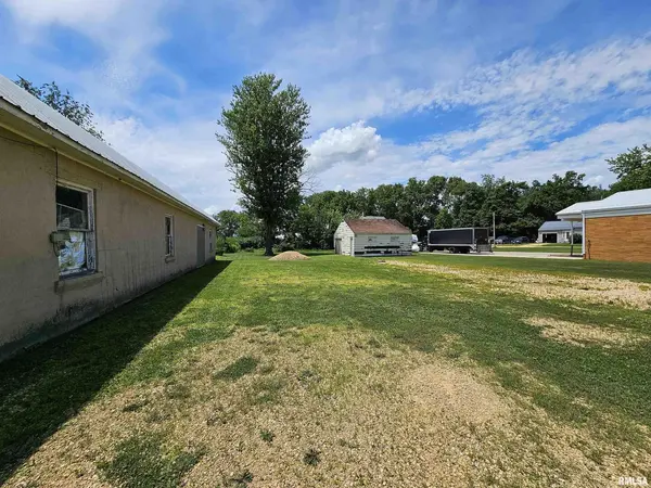 123 BROADWAY ST, Charlotte, IA 52731