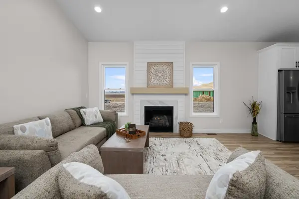 1832 Redbud CIR, Eldridge, IA 52748