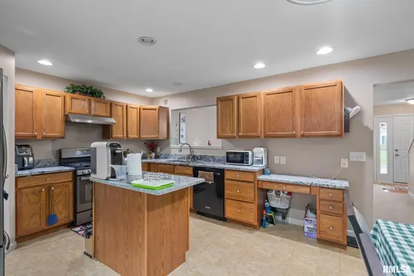 5312 HILLANDALE RD, Davenport, IA 52806