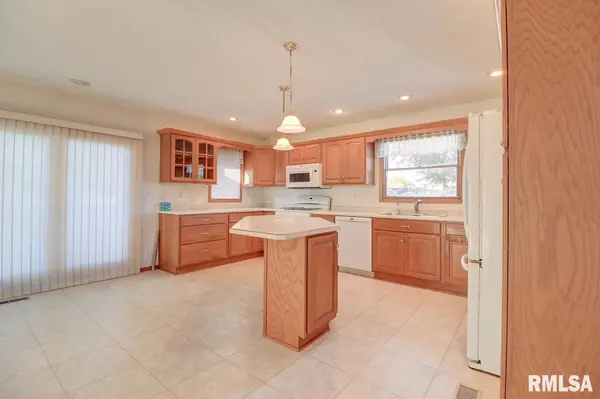 1439 WOODS AVE, Camanche, IA 52730