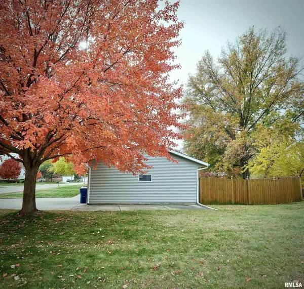 612 N 5TH PL, Eldridge, IA 52748-1175