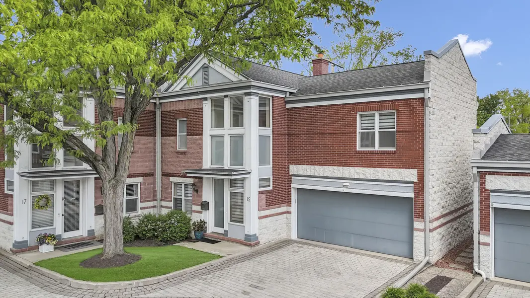 15 Manchester LN, Elmhurst, IL 60126