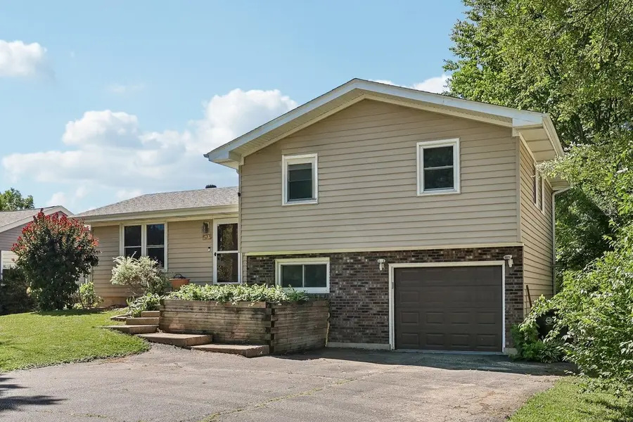 523 Maplewood DR, Antioch, IL 60002