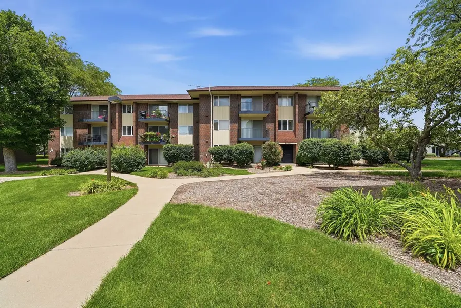 5S066 Pebblewood LN #B12, Naperville, IL 60563