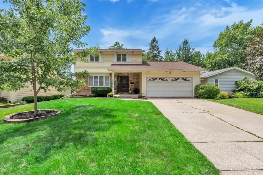 2308 Queens CT, Bettendorf, IA 52722