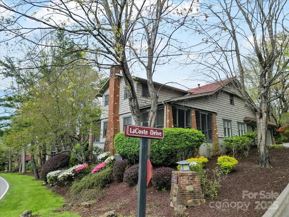 28 Lacoste DR, Hendersonville, NC 28739