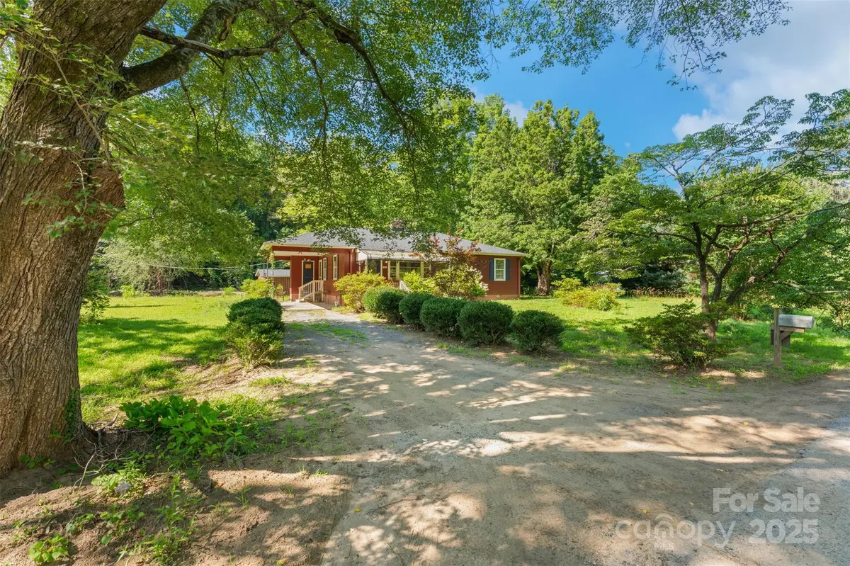 25 Wall RD, Tryon, NC 28782
