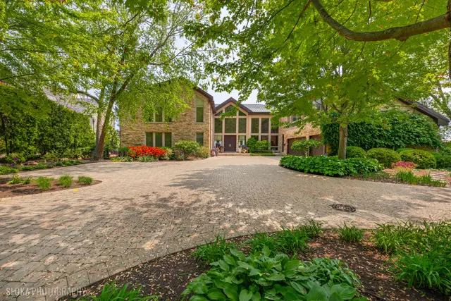 55 S Deere Park DR, Highland Park, IL 60035