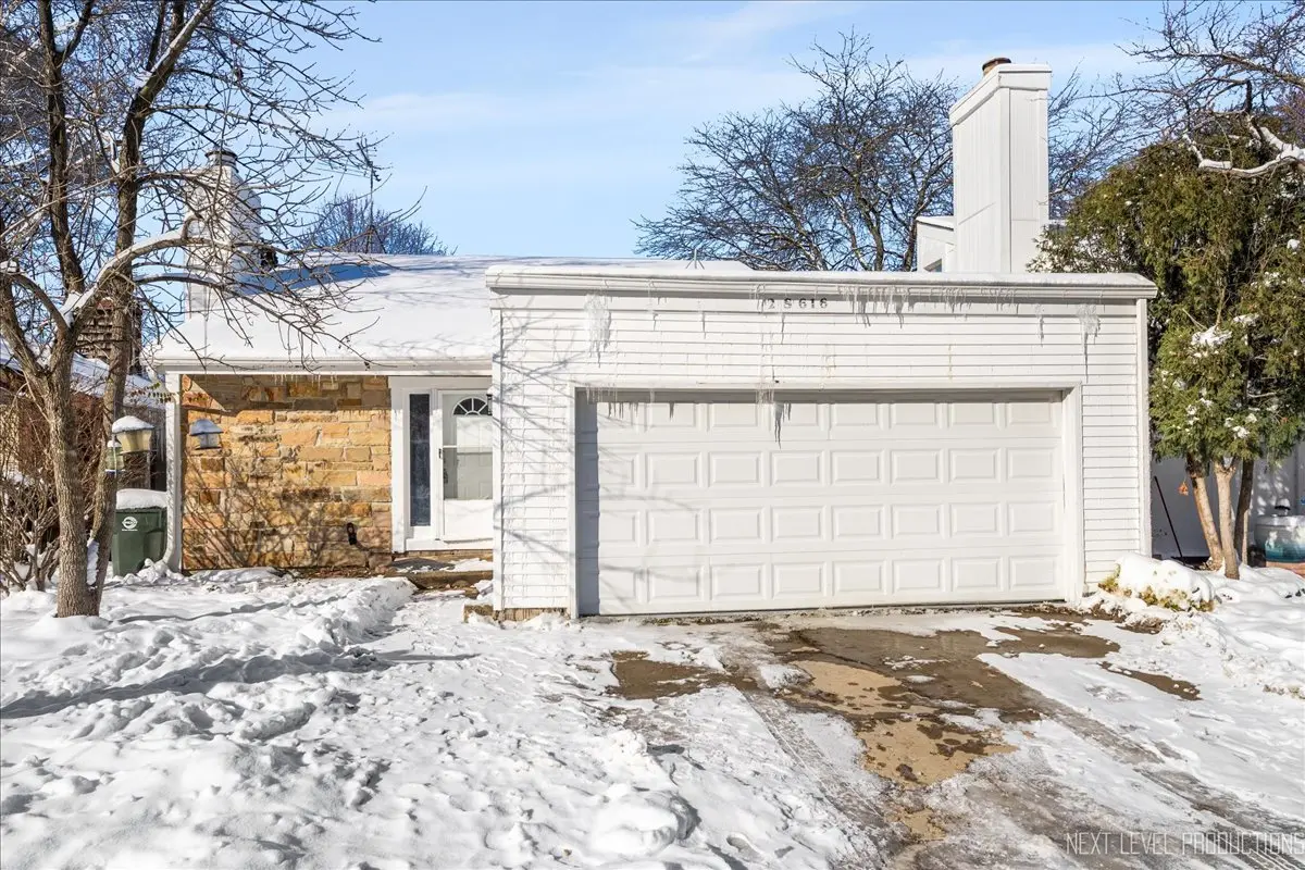 2S616 Linden SQ, Warrenville, IL 60555