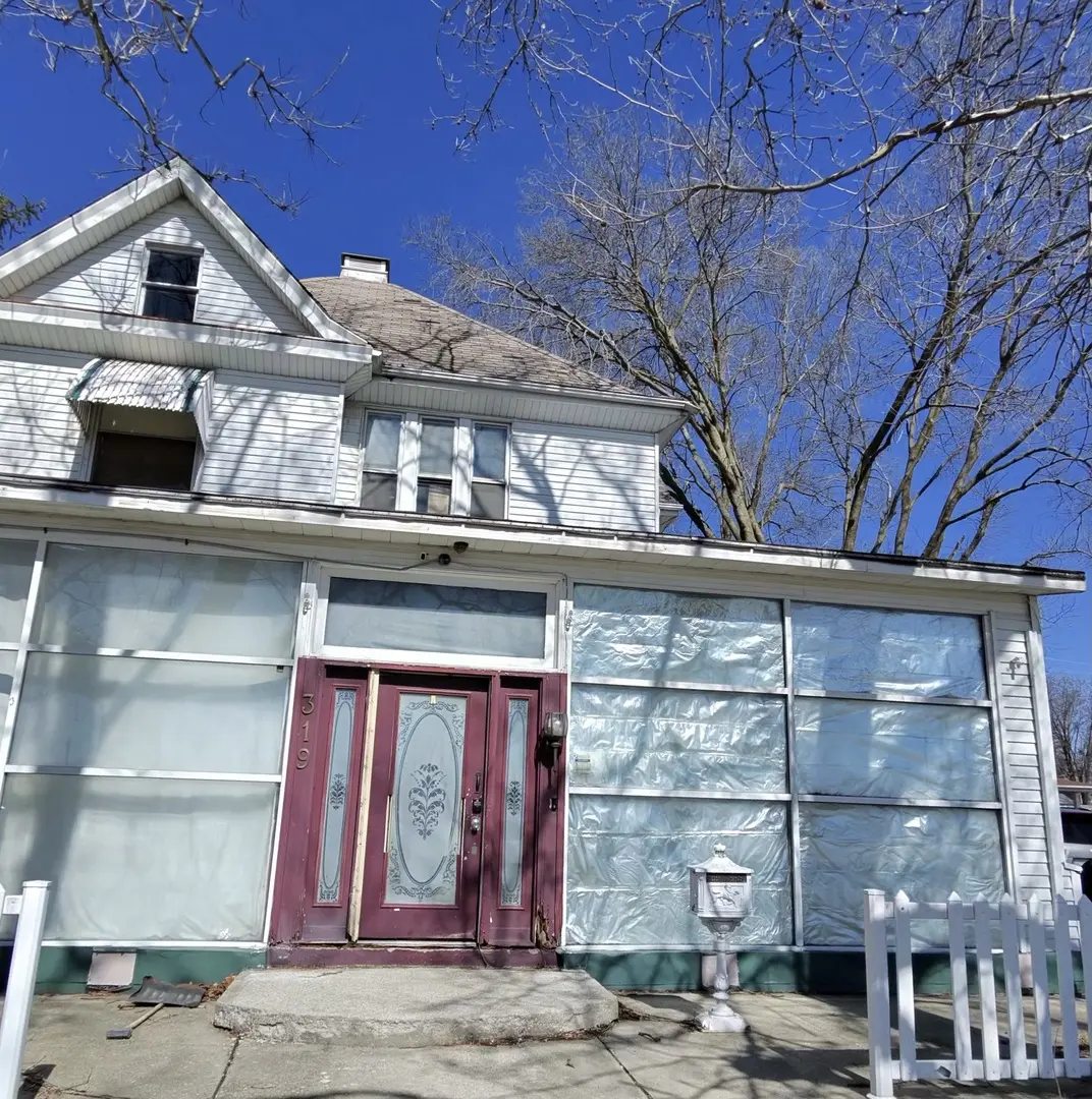 319 W Washington ST, Clinton, IL 61727