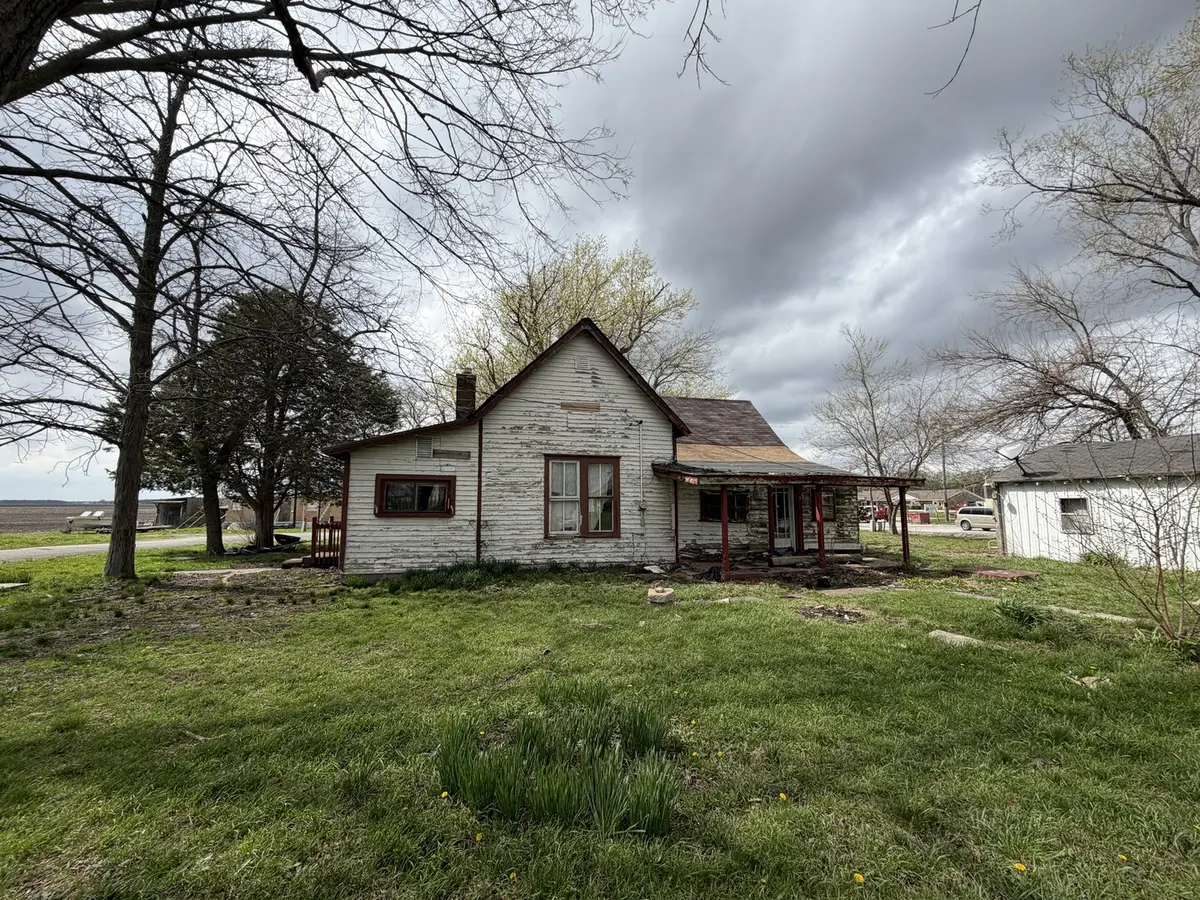 112 S Walnut ST, Oakland, IL 61943