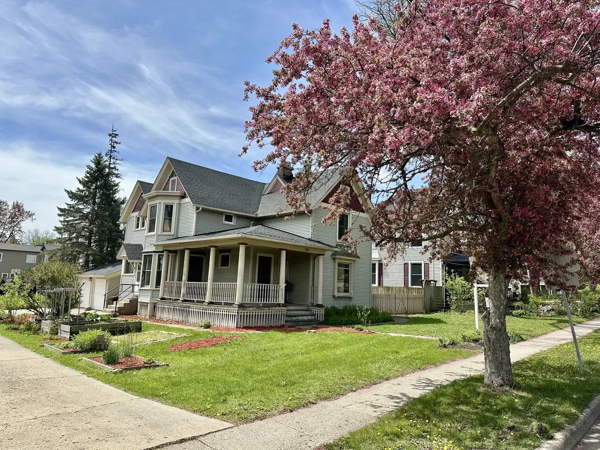 319 W South ST, Woodstock, IL 60098