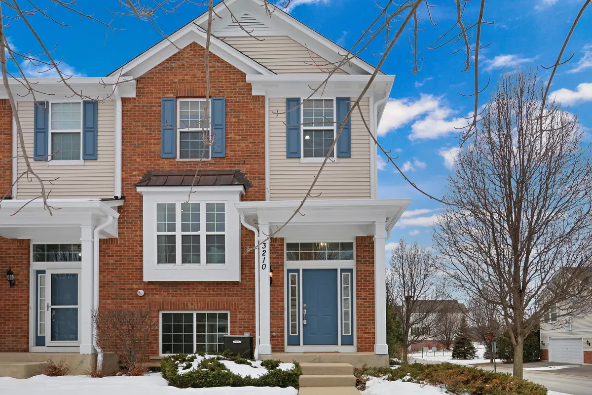 3210 Neubauer CIR, Lindenhurst, IL 60046