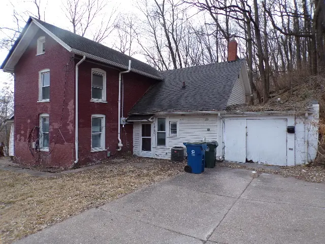 1827 Hershey AVE, Muscatine, IA 52761