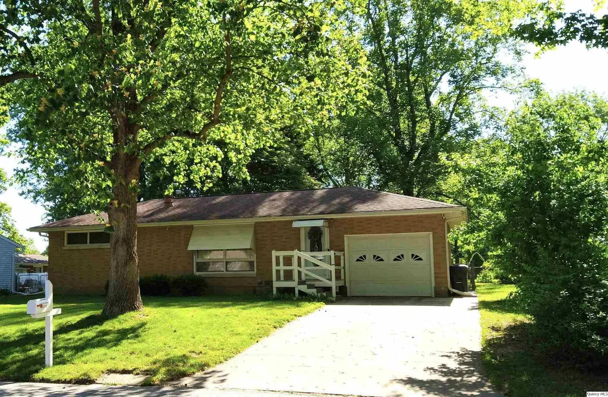2025 W Hilltop DR, Quincy, IL 62305