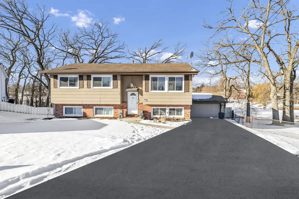 1809 Maplewood CT, Lindenhurst, IL 60046