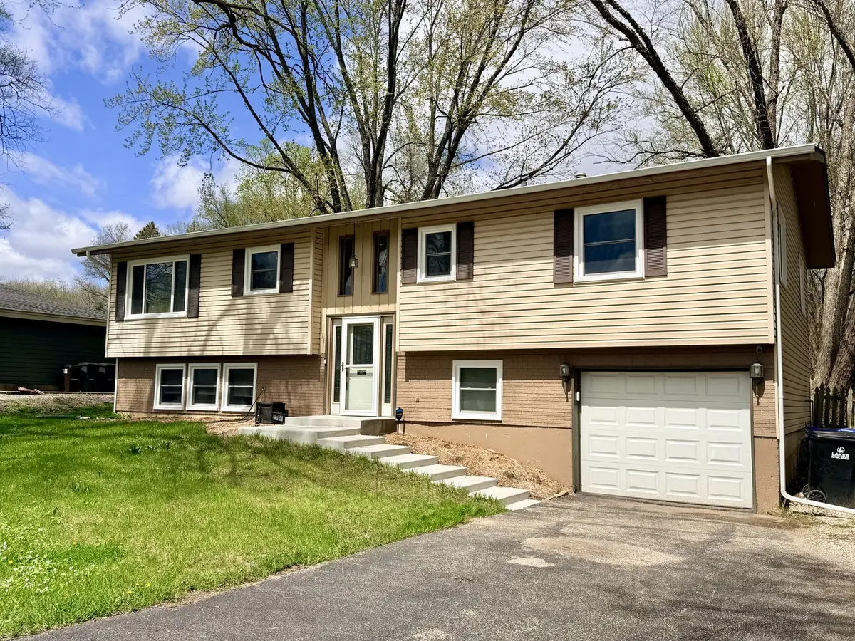 2704 Myang AVE, Mchenry, IL 60050