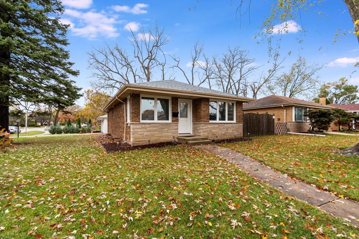 138 W Janice LN, Addison, IL 60101