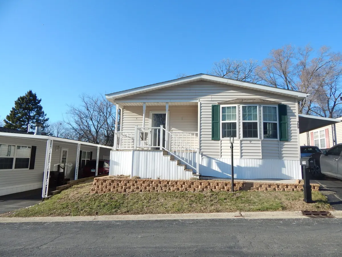 709 Hillcrest LN, Crystal Lake, IL 60014