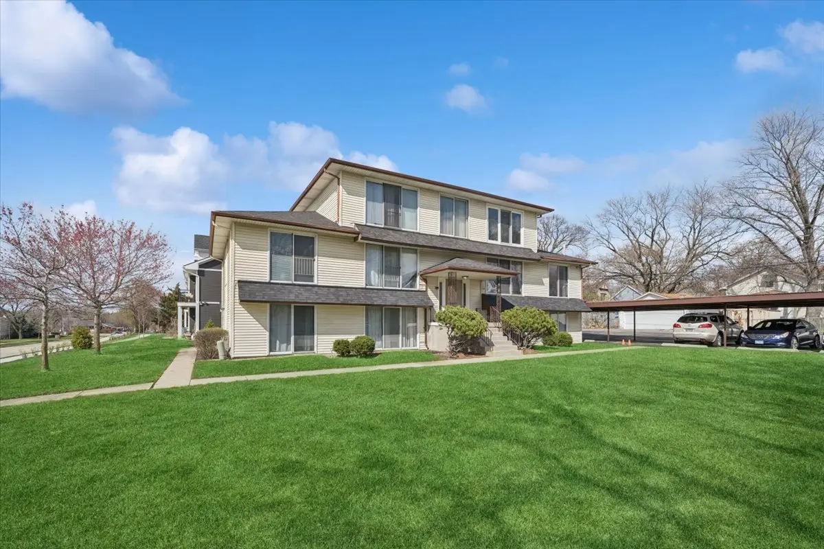 108 S 14th ST #108, St. Charles, IL 60174