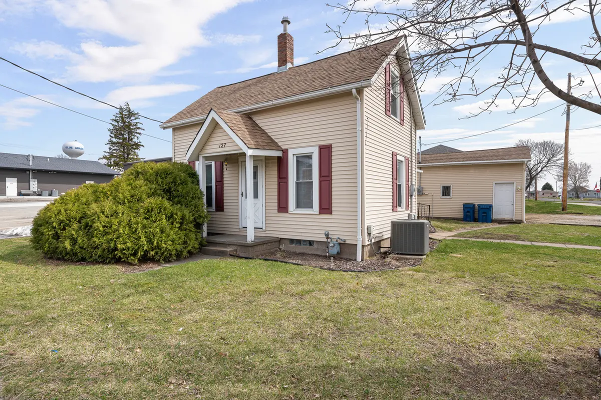 127 S Mississippi ST, Blue Grass, IA 52726
