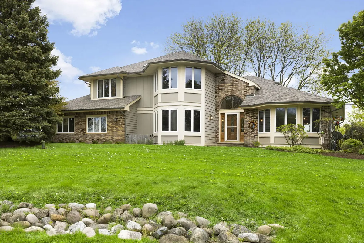 5N191 Fox Bluff DR, St. Charles, IL 60175