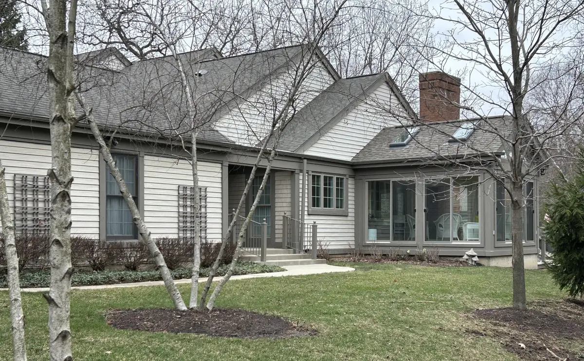 12 Warrington DR, Lake Bluff, IL 60044