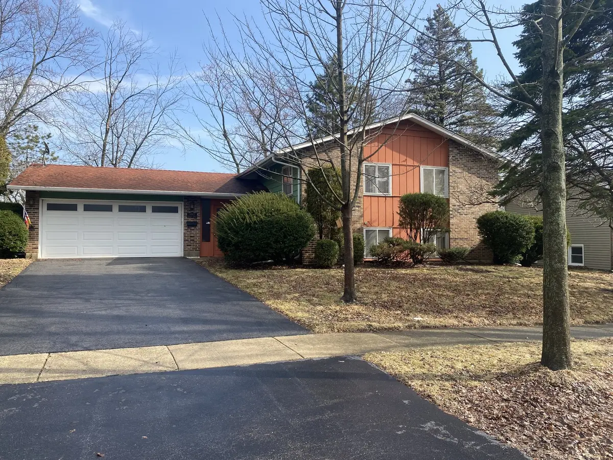 6013 Ridgeway DR, Woodridge, IL 60517