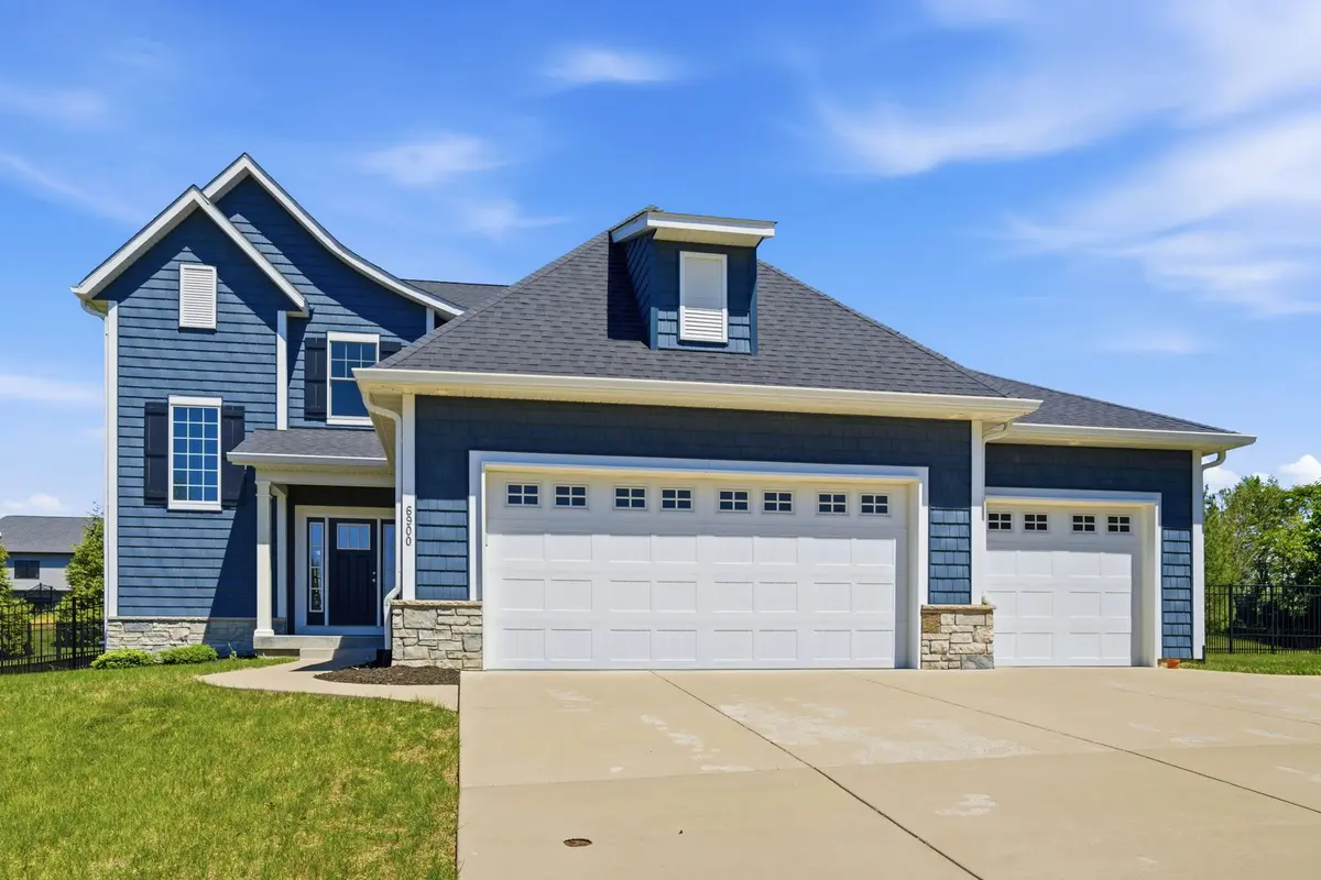 6900 GROVER STA, Bettendorf, IA 52722
