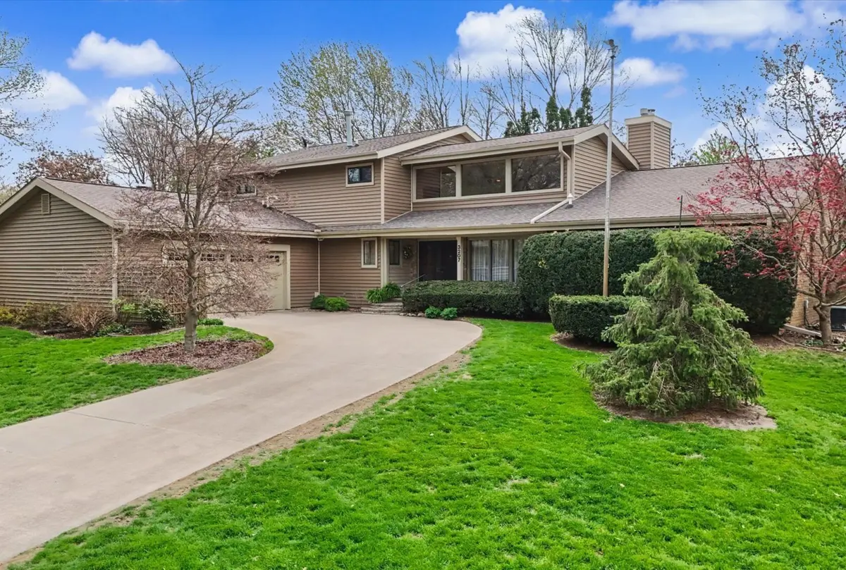 3207 Douglas Woods DR, Urbana, IL 61802
