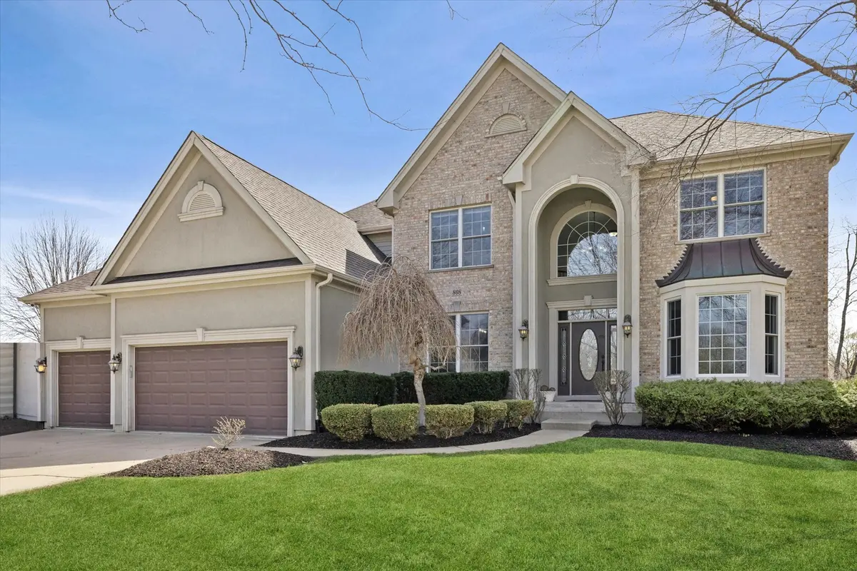 808 Wedgewood DR, Crystal Lake, IL 60014