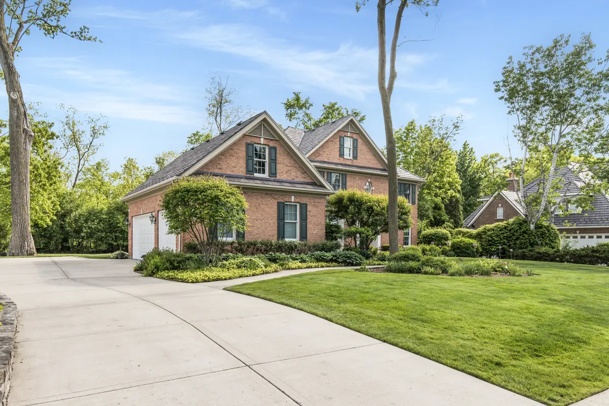 1211 Ashbury LN, Libertyville, IL 60048