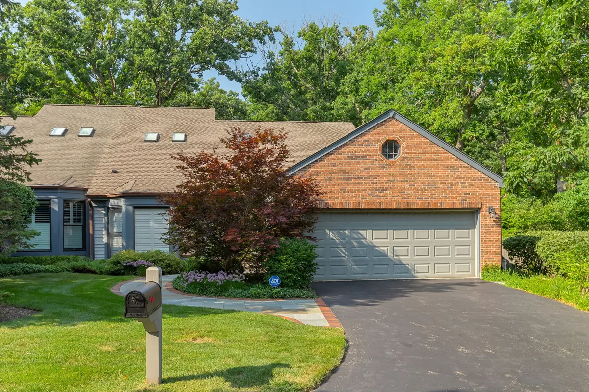 45 Warrington DR, Lake Bluff, IL 60044