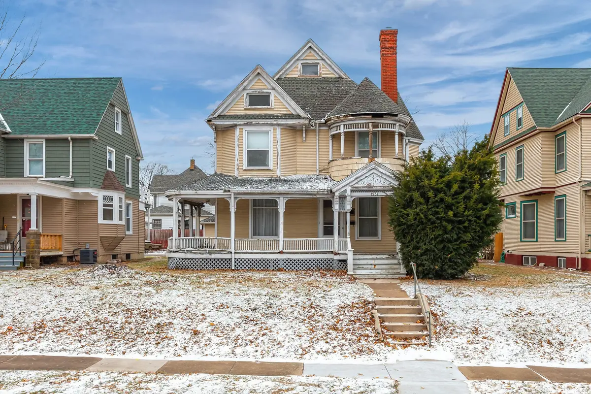 1934 Grand AVE, Davenport, IA 52803