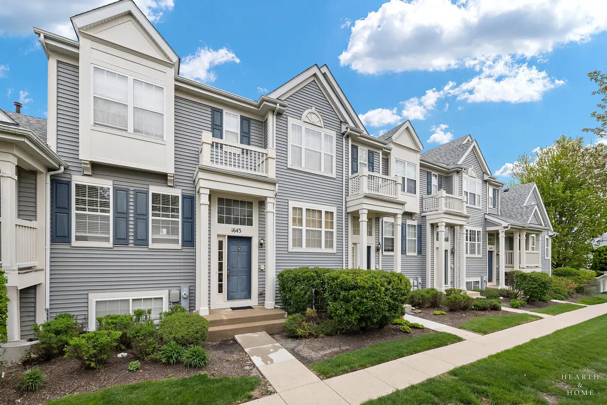 1643 Sandcastle LN, Pingree Grove, IL 60140