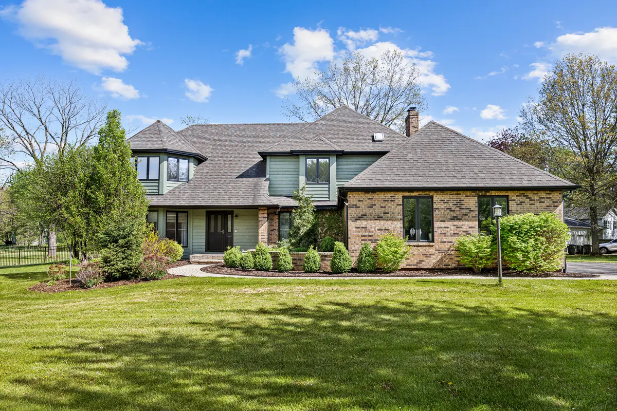 6N131 Old Homestead RD, St. Charles, IL 60175