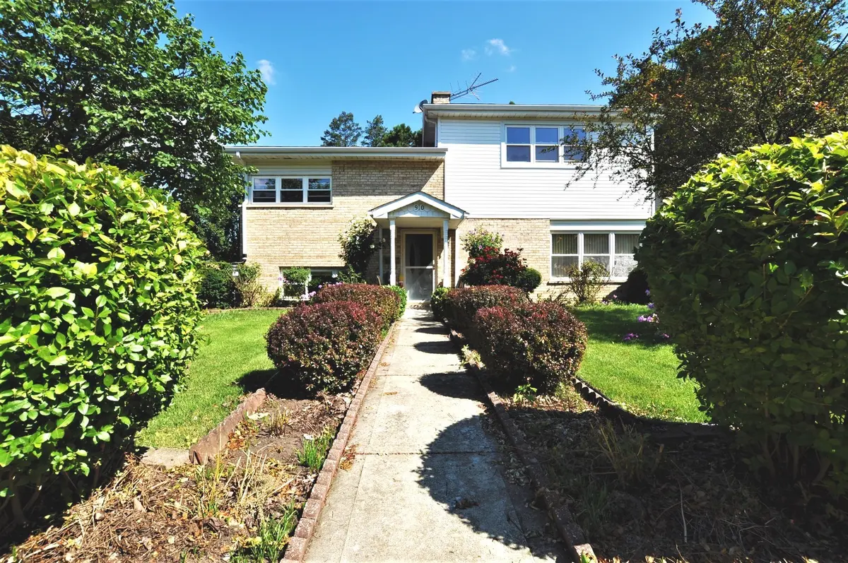 910 Hollywood AVE, Des Plaines, IL 60016