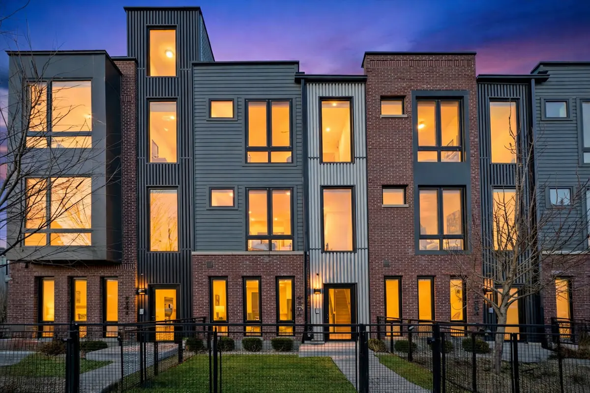 4232 W Belmont AVE #4, Chicago, IL 60641
