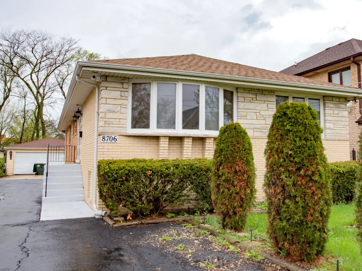 8706 W Stolting RD, Niles, IL 60714
