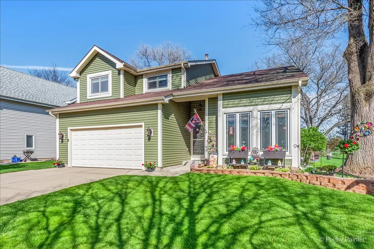 1097 Amberwood DR, Crystal Lake, IL 60014