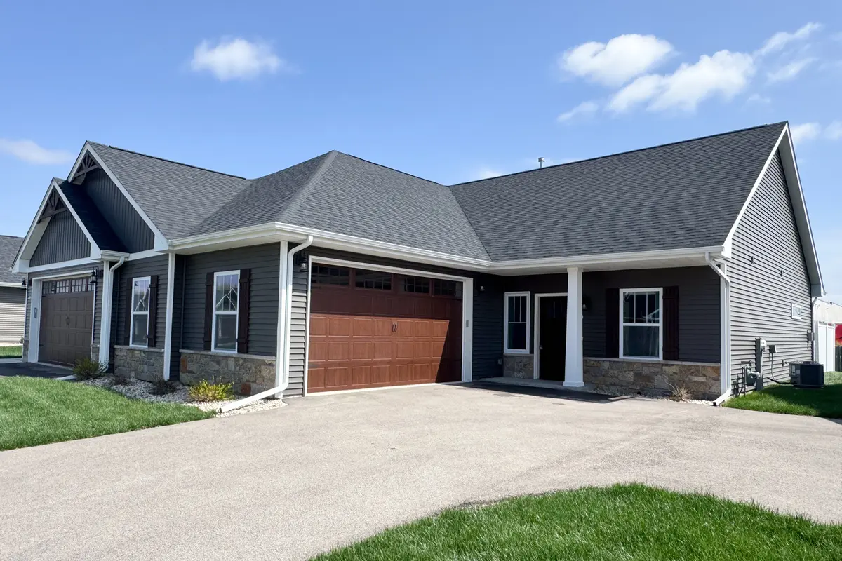 540 Anjali CT #R, Sycamore, IL 60178