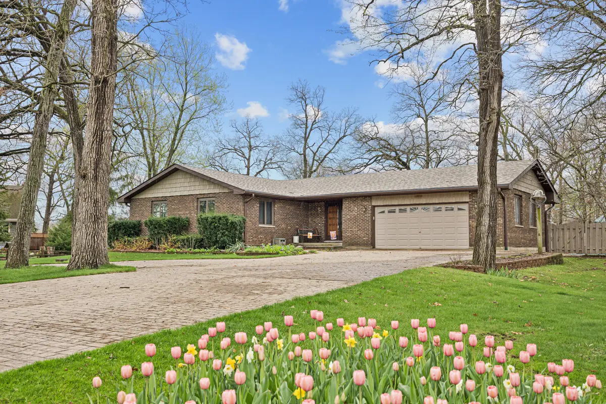48W607 Whispering Oaks DR, Hampshire, IL 60140
