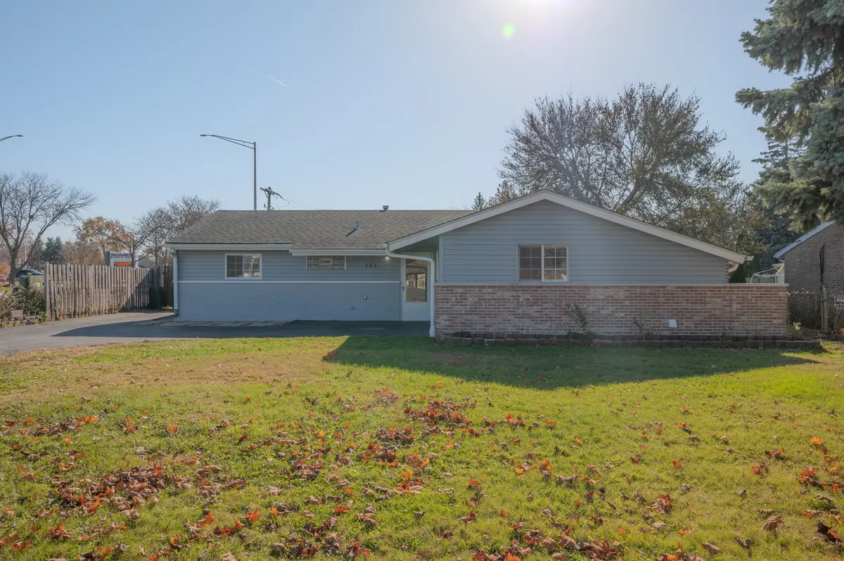 101 Edgehill DR, Bolingbrook, IL 60440