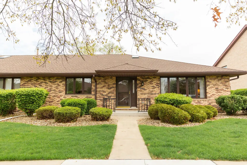 8310 ASHLEY LN #8310, Tinley Park, IL 60477