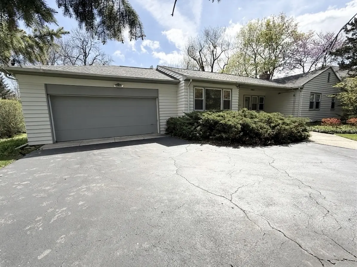 1533 Crabtree LN, Deerfield, IL 60015
