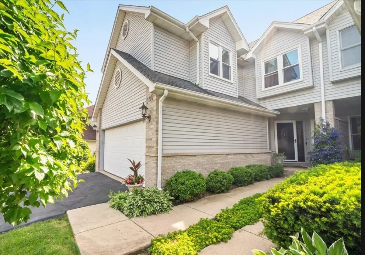 905 Thornwood CT, St. Charles, IL 60174